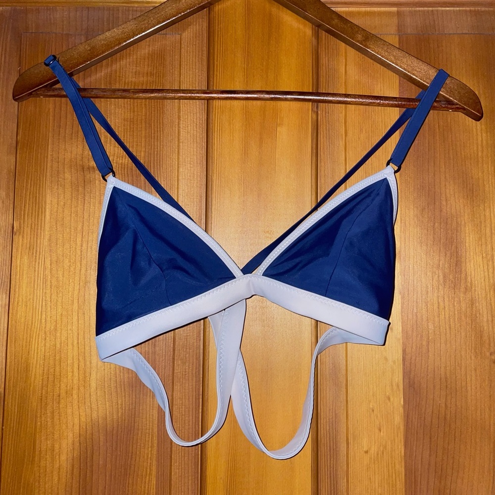 NWOT lululemon Navy with Nude/Pink Trim Bikini Top